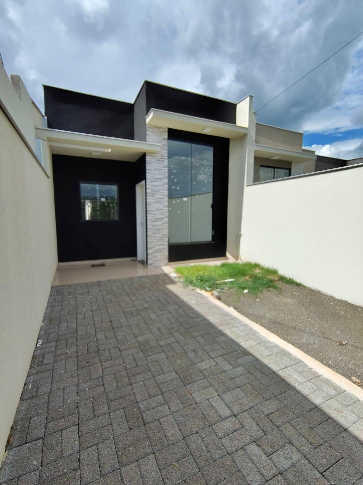 #W.090125C - Casa para Venda em Londrina - PR